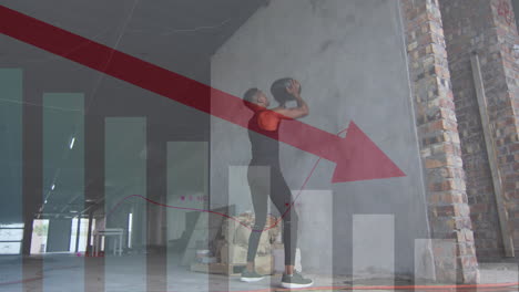 animación de procesamiento de datos con flecha roja sobre hombre haciendo ejercicio con la pelota en el gimnasio