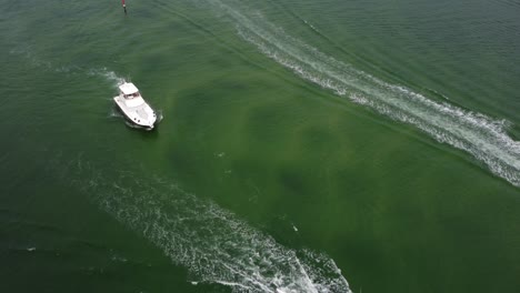 Toma-Aérea-De-Un-Bote-En-Un-Río-Verde