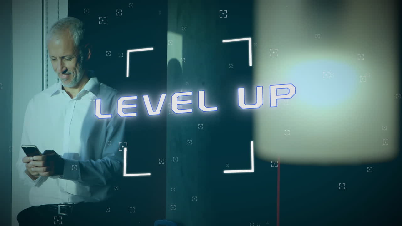 animación de texto de nivel superior sobre empresario caucásico usando un teléfono inteligente