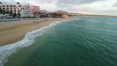 hermosa vida en la playa de cabo al atardecer
