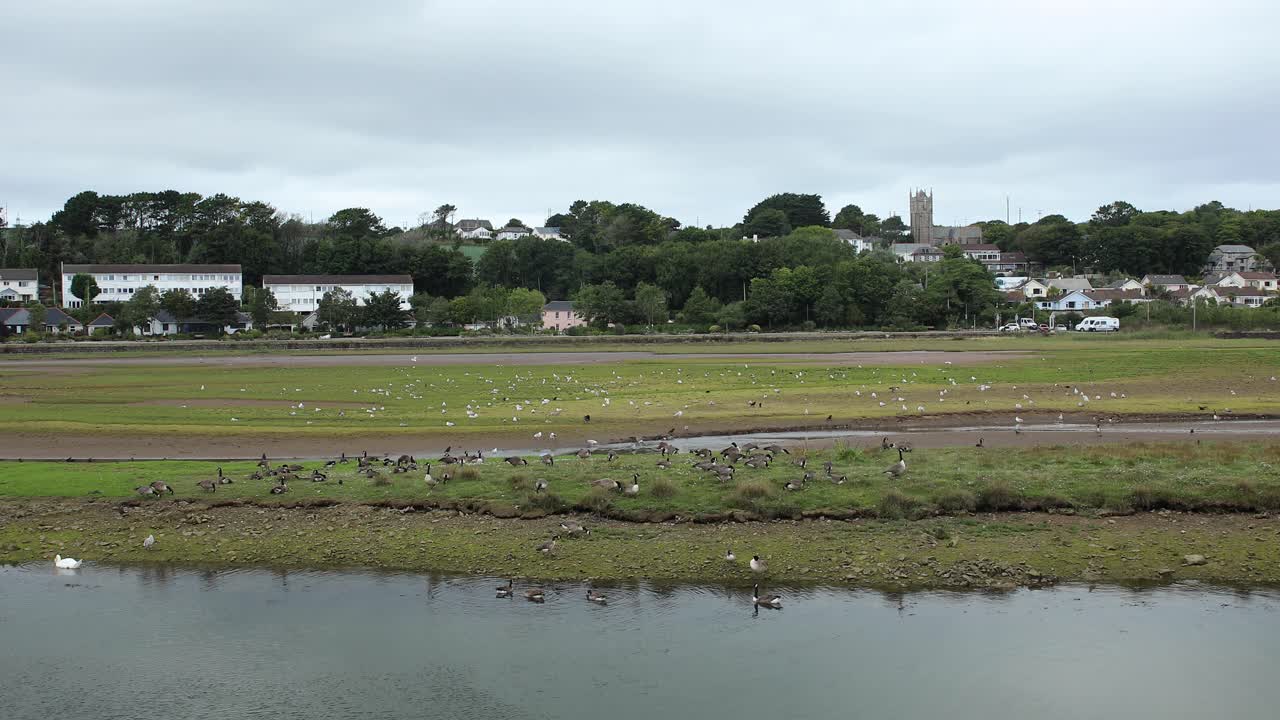 escena rural de la ciudad distante en la reserva natural de hayle, cornualles, inglaterra