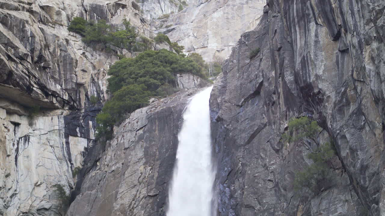 cima de una cascada en el parque nacional de yosemite que cae sobre un acantilado de granito