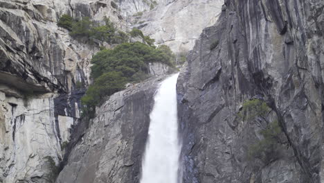 topo de uma cachoeira no parque nacional de yosemite em cascata sobre o penhasco de granito