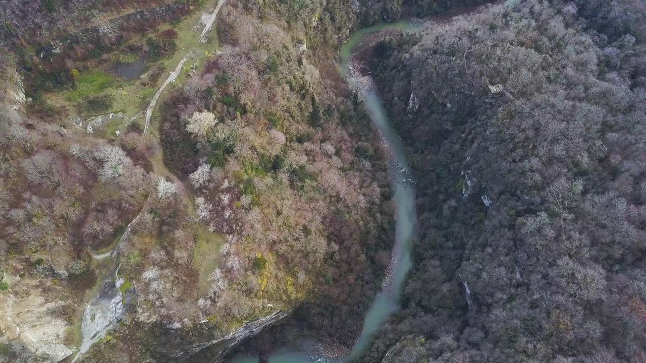 vista aérea de un río sinuoso a través de un cañón