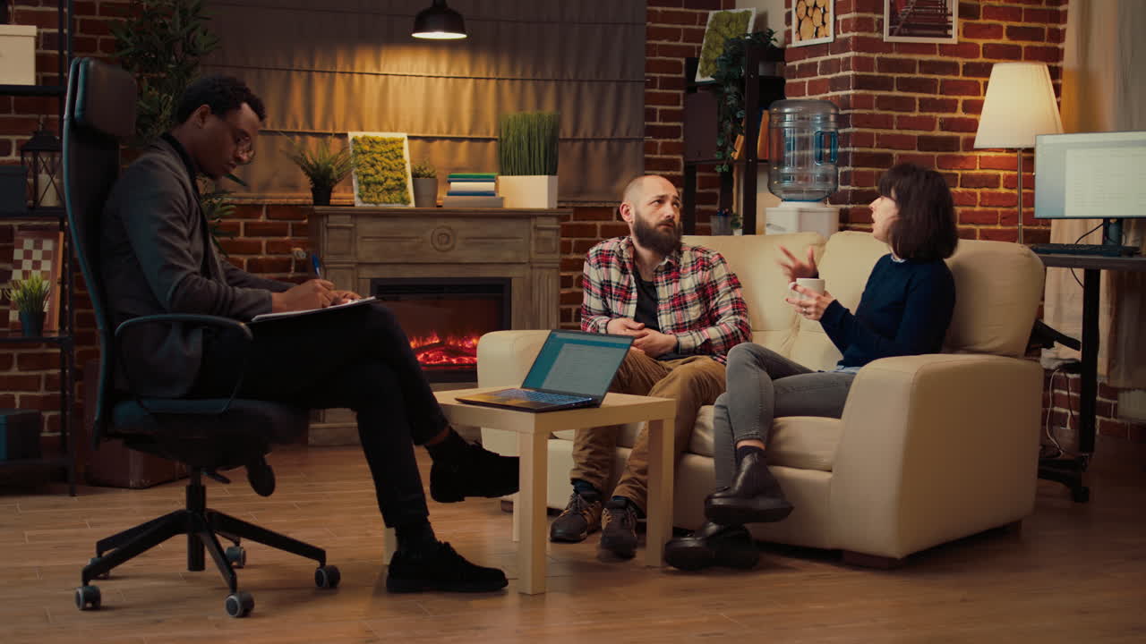 Psychotherapist consulting people with marriage conflict