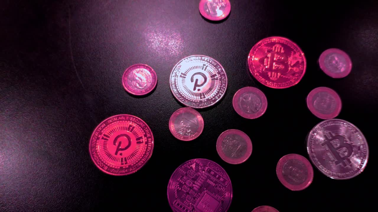 보라색 1유로 동전, 붉은 곰 시장, 웹 3 블록체인, 디지털 지불, 빛 반사, 크레인 상승, 갈리시아, 스페인의 전경에서 매크로 샷이 있는 비트코인 및 폴카도트 동전