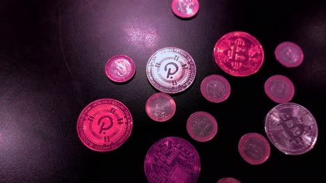 monedas bitcoin y polkadot con monedas moradas de un euro, mercado de osos rojos, web 3 blockchain, pagos digitales, reflejos de luz, toma macro en primer plano de la grúa en ascenso, galicia, españa