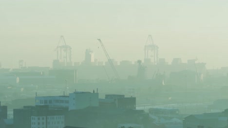 Vista-General-Del-Paisaje-Urbano-Con-Múltiples-Edificios-Modernos-Y-Sitio-De-Construcción-Con-Smog