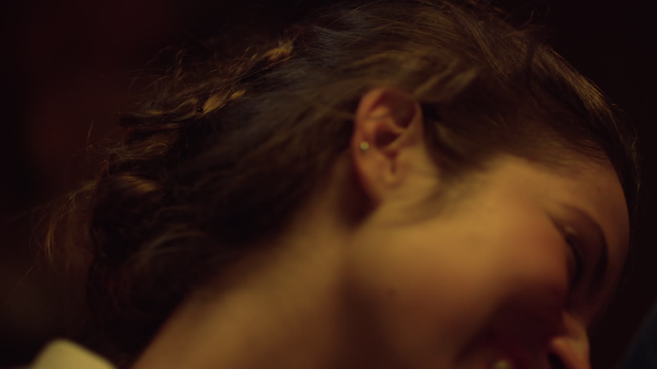 rostro de mujer alegre sonriente expresar felicidad. niña hermosa reír por la noche.