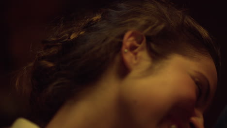 rostro de mujer alegre sonriente expresar felicidad. niña hermosa reír por la noche.