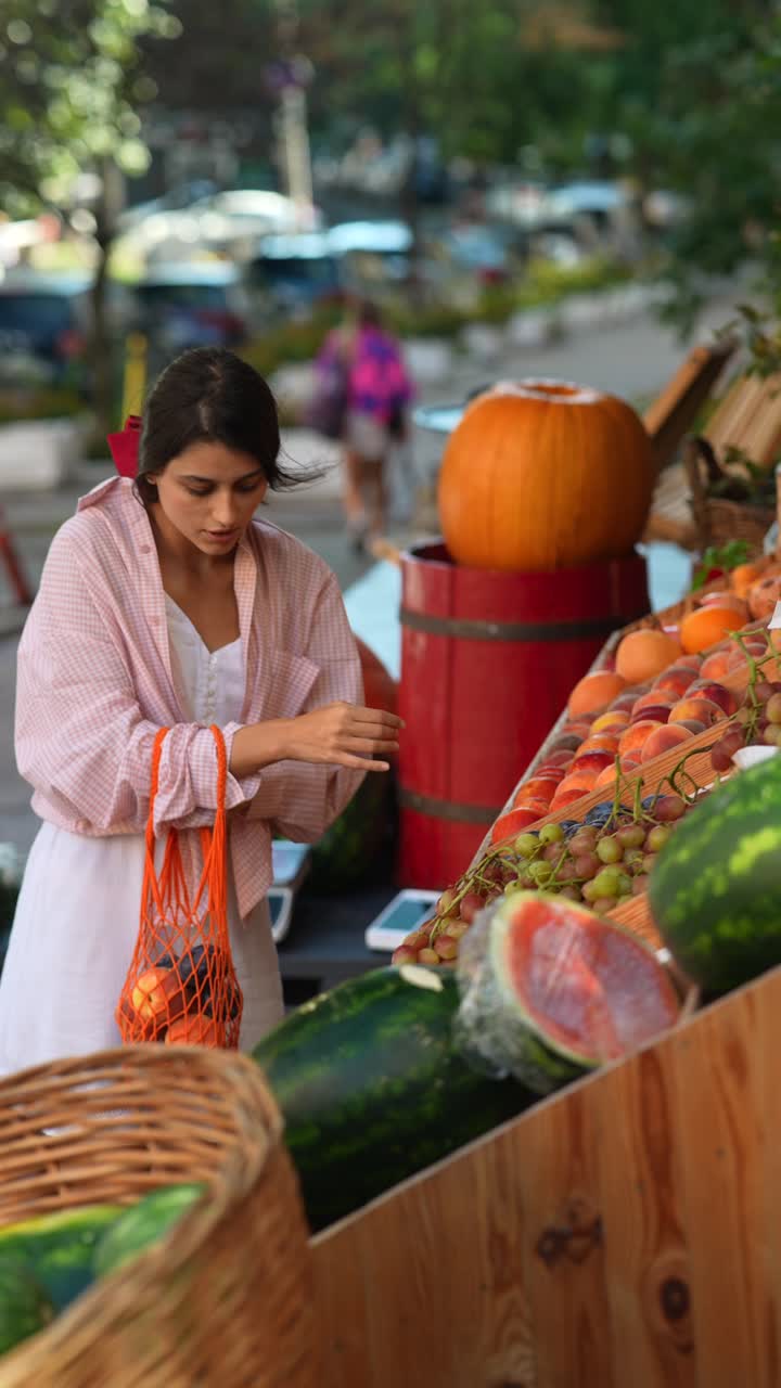 mujer comprando frutas en un mercado