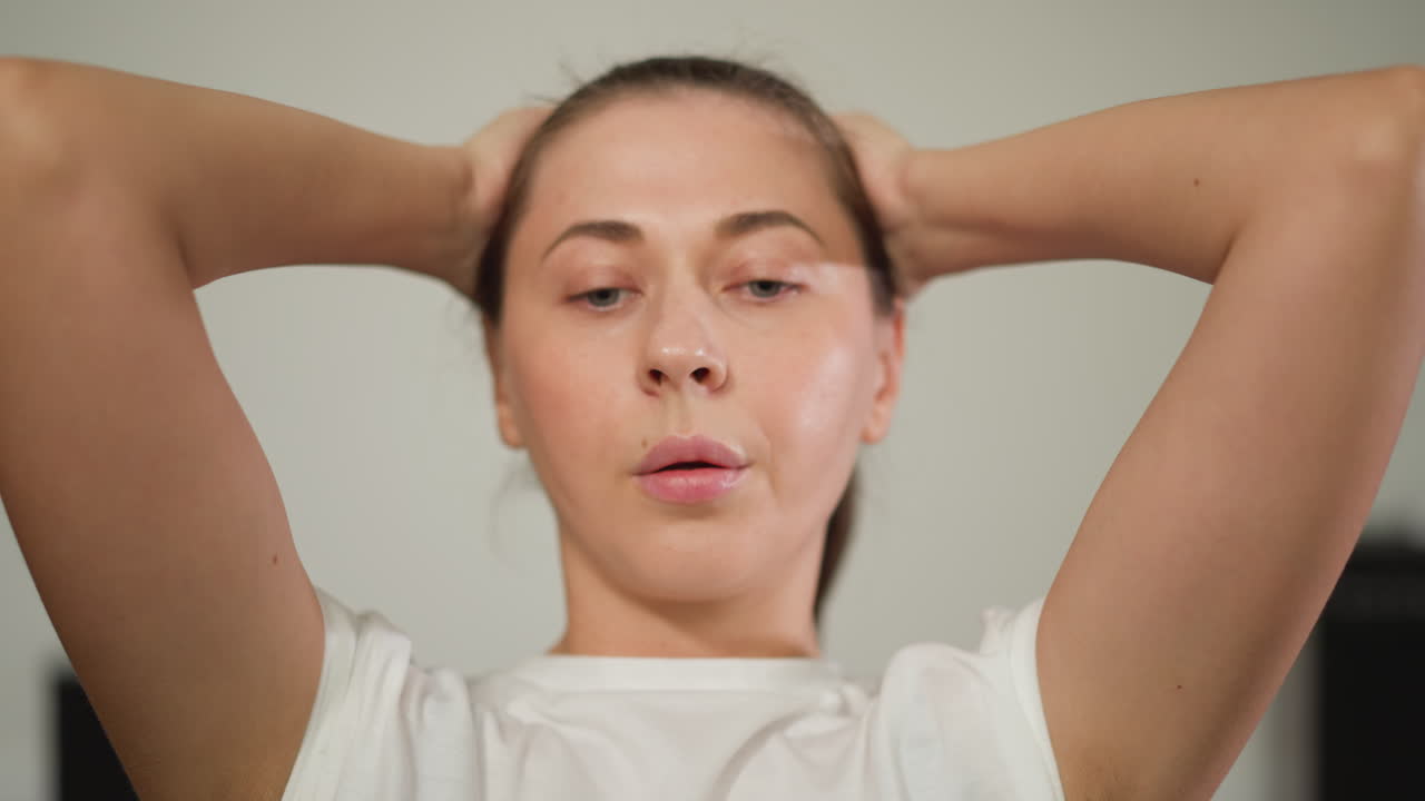 화가 난 여자가 방에서 머리를 붙잡고 있다. 걱정하는 여자가 집에서 혼자 문제를 생각하면서 머리를 잡고 있다. 해로운 감정을 다루고 있다.