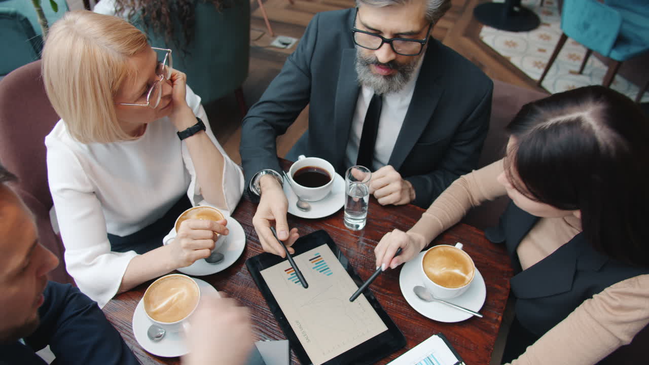 카페 에서 사업 회의