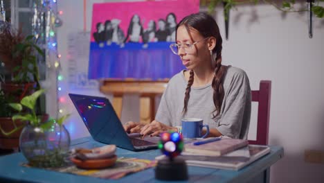 Una-Joven-Queer-Chatea-En-Su-Computadora-Portátil.