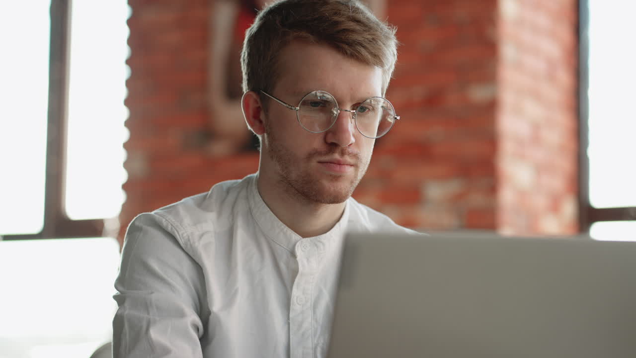 comerciante o analista financiero está viendo las noticias en el sitio navegando por internet con una computadora portátil sentado en un café profesional independiente o hombre de negocios