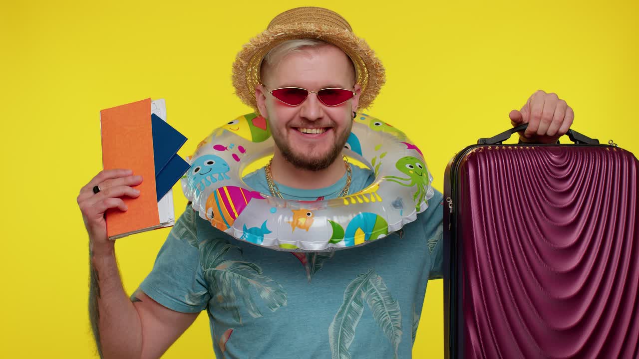 여름 휴가, 여행자 관광객 수염이 있는 성인 남자가 파스포트, 티켓, 짐을 들고 축하하고 있습니다.