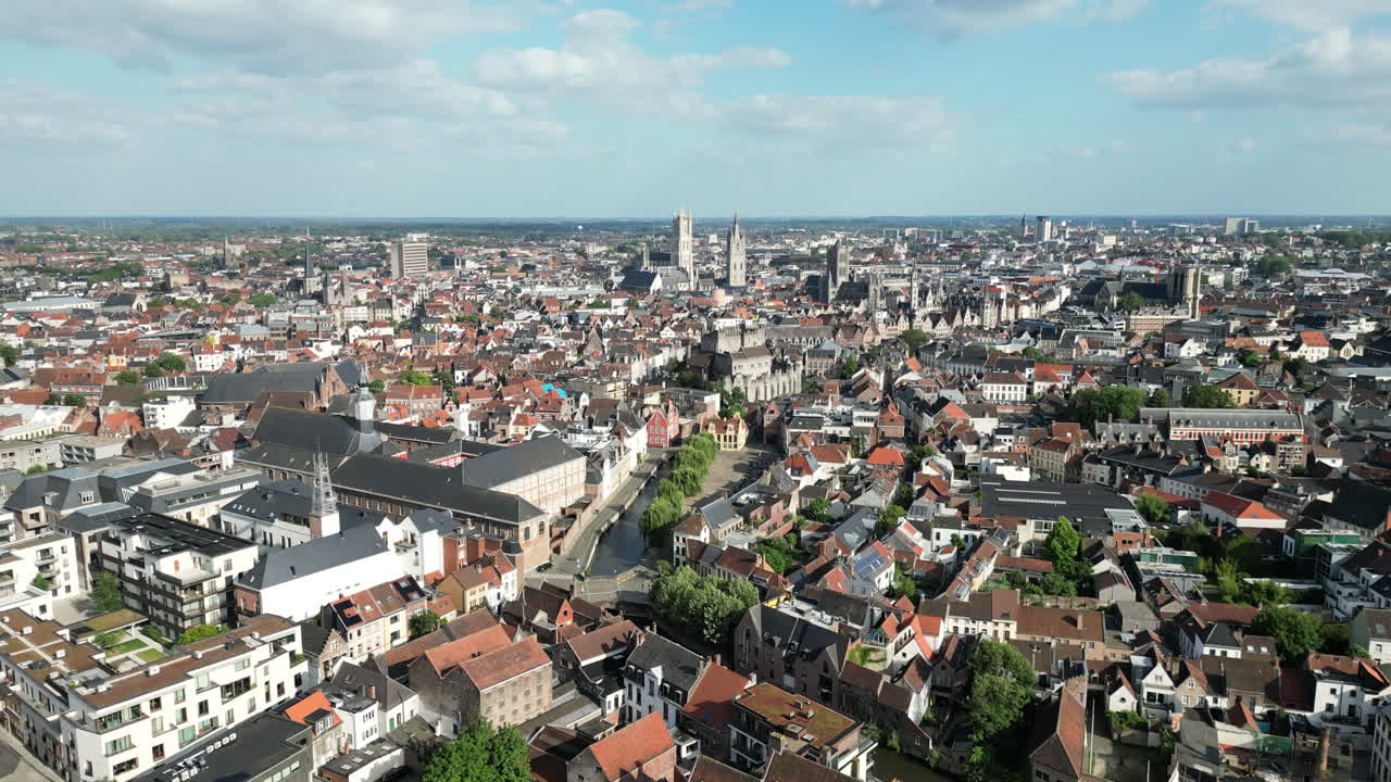 Vista aerea lineare frontale del centro storico di Gand, Belgio