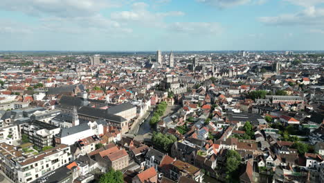 Vista-Aérea-Lineal-Del-Centro-Histórico-De-Gante,-Bélgica