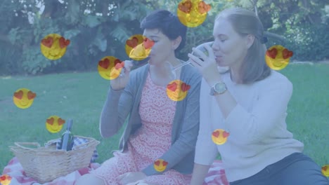 Animation-Von-Herz-Emojis-über-Einem-Glücklichen-Kaukasischen-Frauenpaar,-Das-Verliebt-Wein-Trinkt