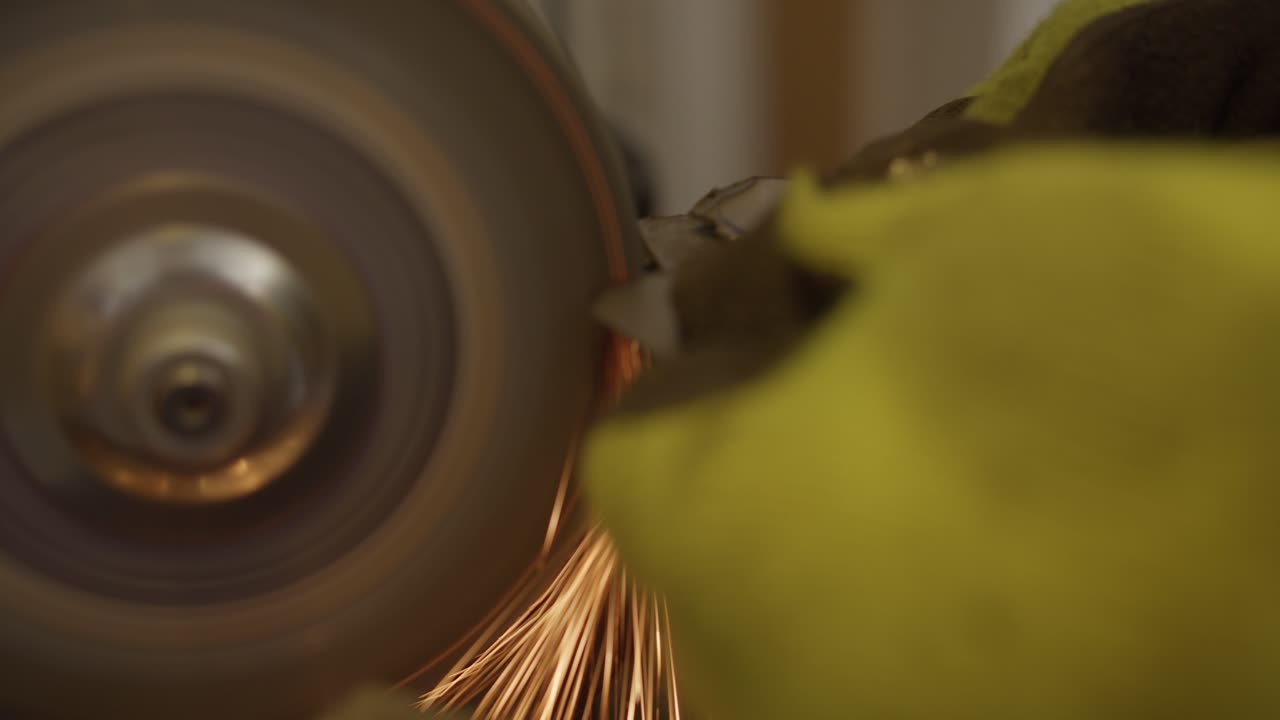 disparo de paralaje de metal moldeado por una amoladora de banco que enciende chispas en 4k