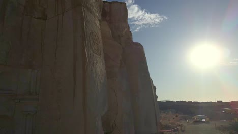 Sonnenuntergang-In-Den-Sillar-Steinbrüchen,-Dem-Hauptsteinbruch-Von-Añashuayco,-In-Dem-Der-Sillar-Abgebaut-Wird,-Und-Einem-Touristengebiet,-In-Dem-Derzeit-Der-Abbau-Des-Sillars-Durch-Steinmetze-In-Betracht-Gezogen-Wird