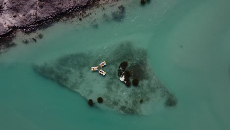 La-Playa-Coconut-Well,-Ubicada-Junto-A-Broome-En-El-Oeste-De-Australia,-Alberga-Una-Laguna-De-Marea-Turquesa-Y-Cientos-De-Piscinas-Rocosas-Del-Tamaño-De-Una-Bañera