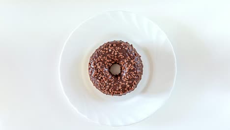 rosquilla de chocolate girando, detener el movimiento, animación en blanco, desde arriba, plana