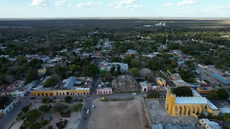 tomada de avión no tripulado de la iglesia y las ruinas mayas en acanceh yucatan méxico