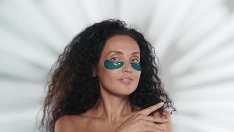 mujer con parches en los ojos