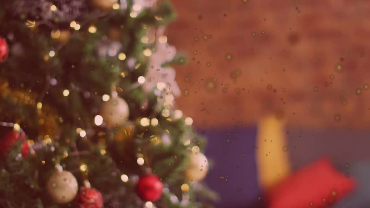 animación de puntos de luz contra un árbol de navidad decorado y espacio de copia.