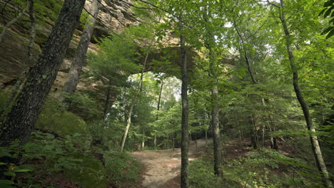 Formación-De-Piedra-De-Arco-Natural-En-Tennessee-Con-Un-Exuberante-Bosque-Que-Lo-Rodea,-4k