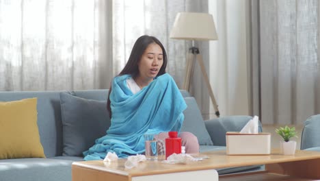 mujer enferma en casa