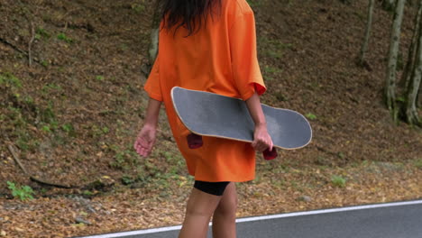 mujer patinando en un camino del bosque