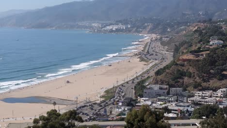 Sobrevuelo-Panorámico-De-Drones,-Popular-Carretera-De-La-Costa-Del-Pacífico-Con-Vistas-A-La-Playa-Y-Al-Océano,-4k-Usa