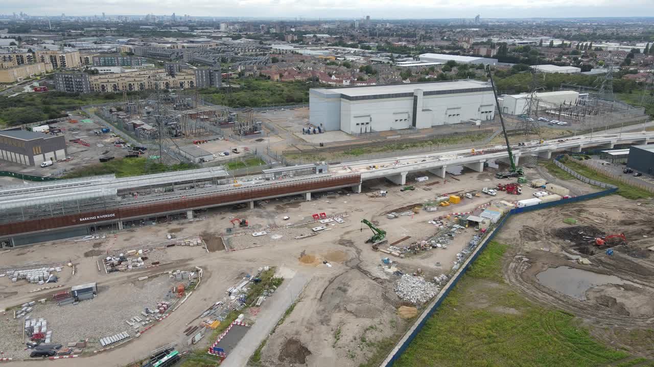 la construcción de la estación barking riverside agosto de 2021 y la central eléctrica barkingside essex uk antena subida y retirada