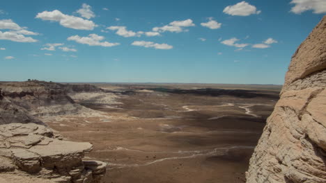imágenes de lapso de tiempo de nubes a la deriva sobre el desierto pintado en arizona
