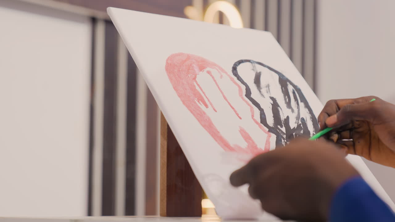 Pittore che sfuma attentamente le tonalità. Artista che miscela delicatamente colori rosa e neri. Professionista creativo che raffina meticolosamente un'opera d'arte sentita utilizzando delicate pennellate in un ambiente interno