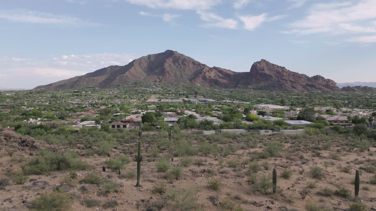 Ripresa aerea frontale di paesaggio desertico che guarda la montagna Camelback nella valle di Paradise dell'Arizona, USA