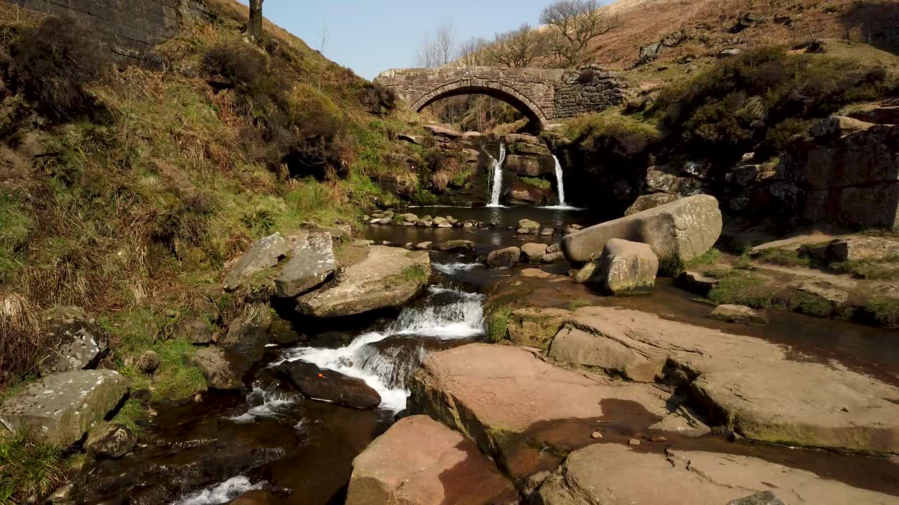 río dane y cascadas en three shires head, el punto de encuentro de los condados de cheshire, derbyshire y staffordshire, parque nacional del distrito pico, reino unido