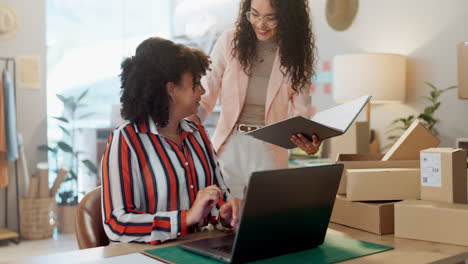 mujeres, trabajo en equipo y portátiles para la logística