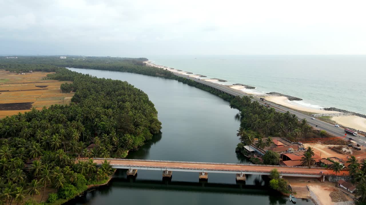 río costero y puente en kerala, india