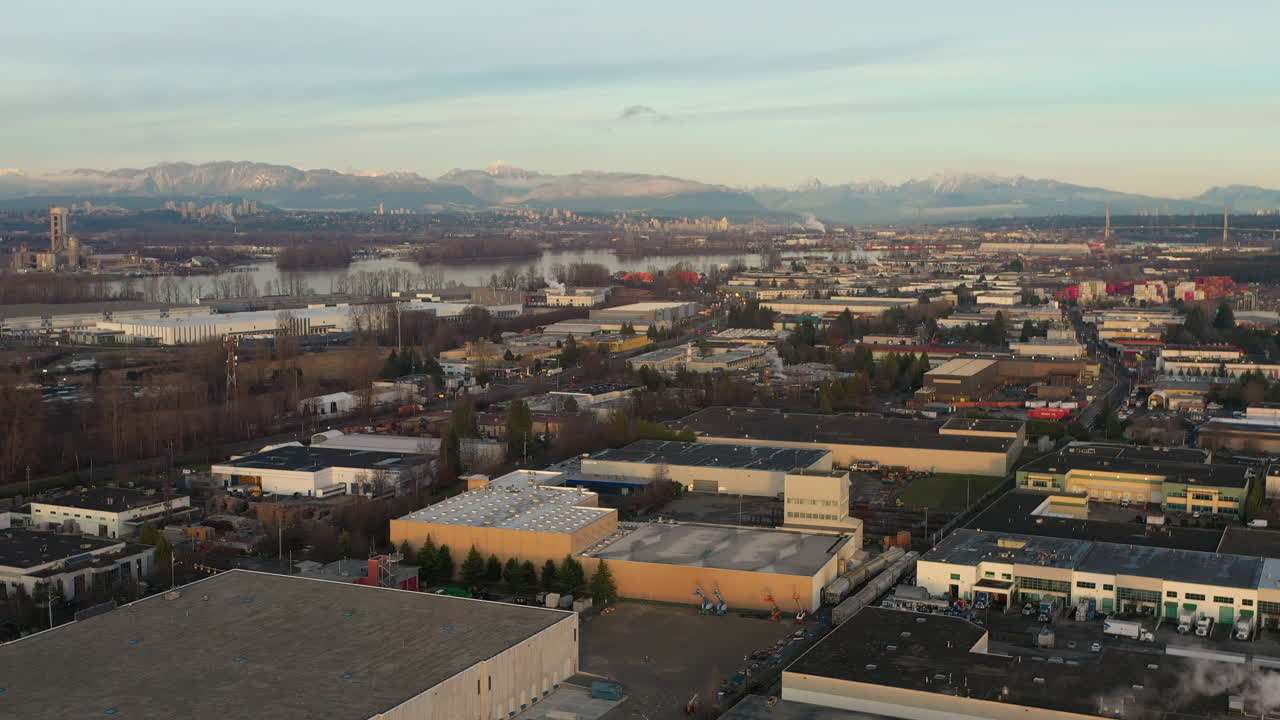 vista aérea descendente de delta, columbia británica al atardecer