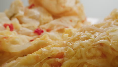 primer plano de la textura fermentado repollo picante kimchi con en lata. preservación de verduras en frascos de vidrio. fermentación conservado repollo kimchi con especias macro. cocina asiática. imágenes de alta calidad 4k