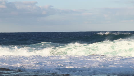 4k 波浪在馬耳他海邊衝突