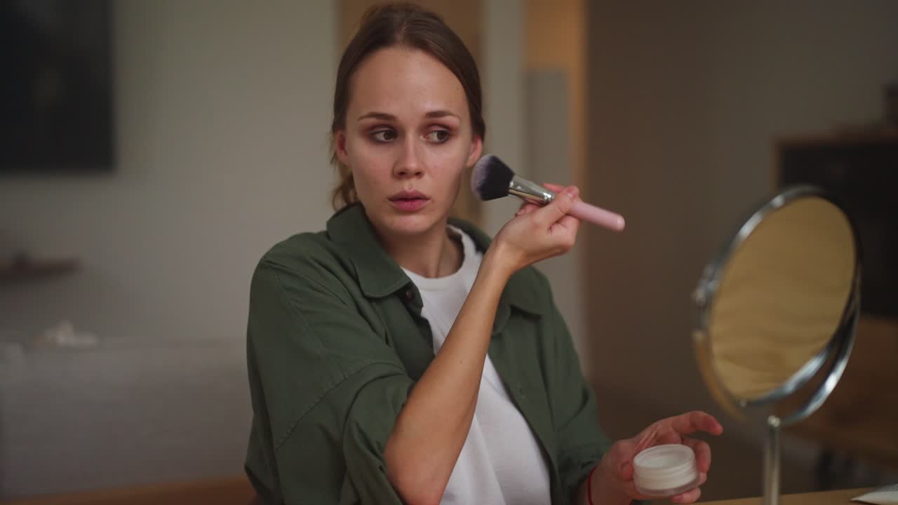 mujer aplicando maquillaje