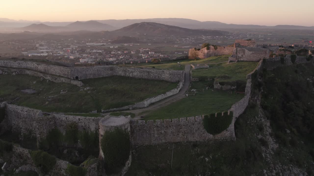 Veduta aerea di Kalaja e Rozafës a Shkodër durante l'alba, ripresa aerea