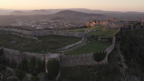 Aerial-view-of-Kalaja-e-Rozafës-at-Shkodër-during-sunrise,-aerial