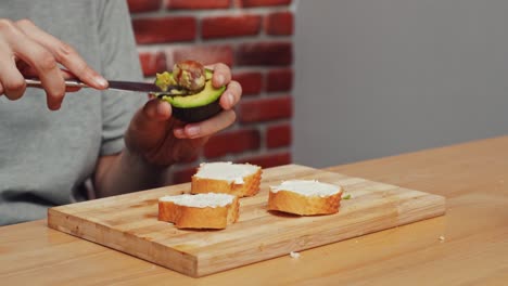 preparación de tostadas de aguacate