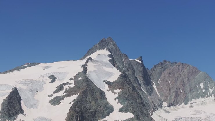 Maestosa cima di montagna con ghiacciaio