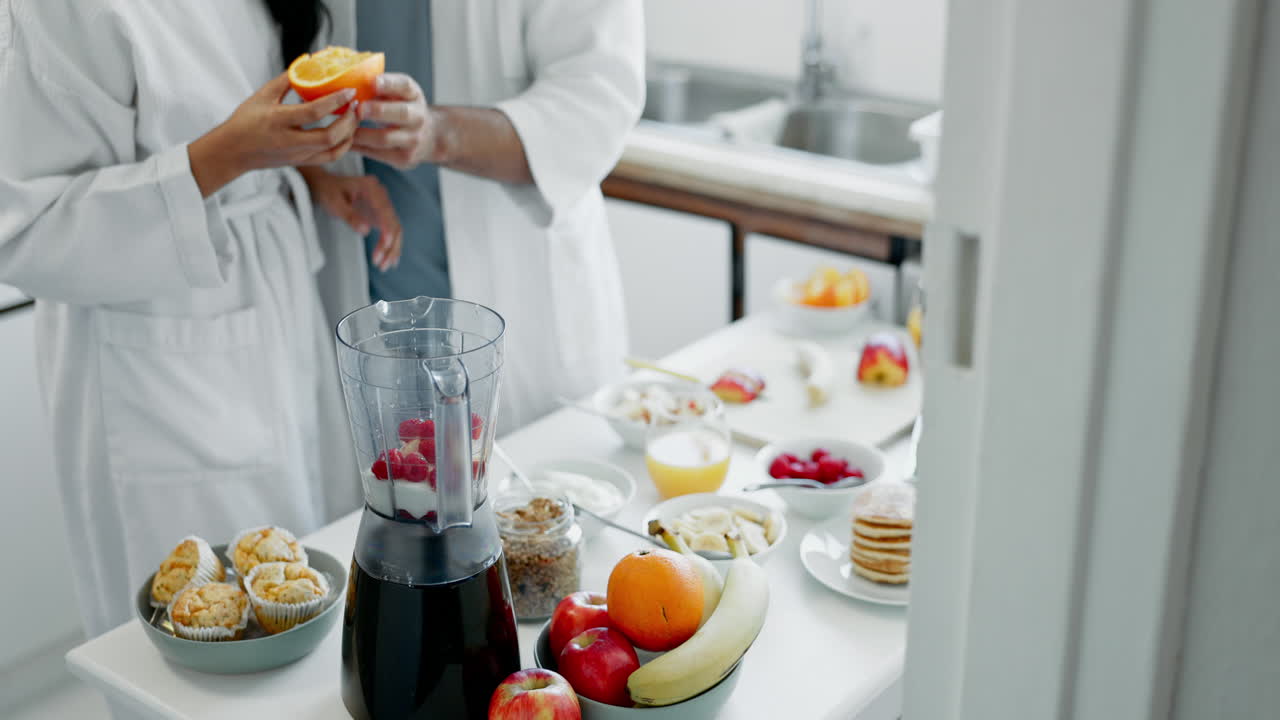 Coppia, mani e frutta nel frullatore